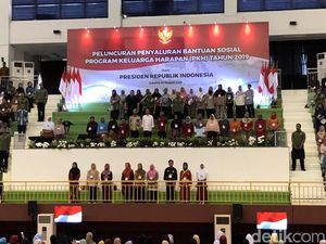 Serahkan Bantuan PKH di Jaktim, Jokowi: Tak Boleh untuk Bayar Listrik