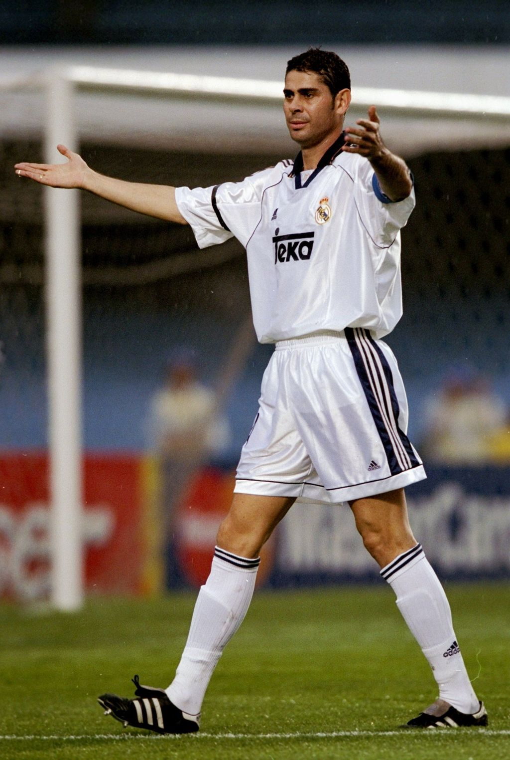 7 Januari 2000: Fernando Hierro dari Real Madrid kembali menjadi wasit pada Piala Dunia melawan Corinthians, yang diadakan di Morumbi Stadium di Sao Paulo, Brazil.  Pertandingan berakhir imbang 2-2.  Kredit wajib: Shaun Botterill / Allsport