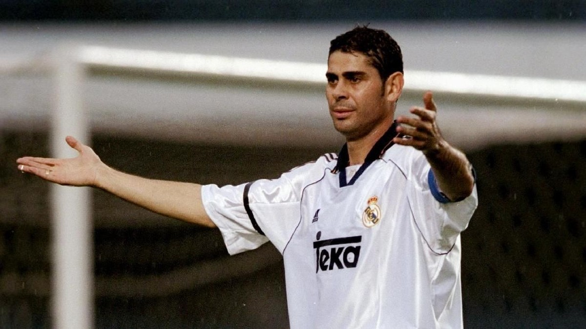 Fernando Hierro, bek legendaris Real Madrid yang identik dengan nomor 4 sebelum eranya Sergio Ramos.  (Foto: Shaun Botterill/All Sport)