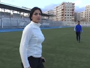 Paras Cantik Pelatih Sepak Bola di Suriah Bikin Gagal Fokus