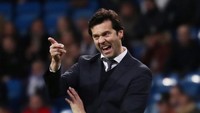 Santiago Solari saat memberikan arahan. REUTERS/Susana Vera.