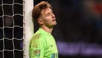 Kiper Burton, Bradley Collins, lesu setelah harus sembilan kali memungut bola dari gawangnya. Foto: Michael Regan/Getty Images
