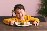 5 Trik Ini Bisa Bikin si Kecil Suka Makanan Sehat