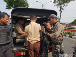 Kepergok Ngopi di Warkop, 16 Pelajar Surabaya Terciduk Bolos Sekolah