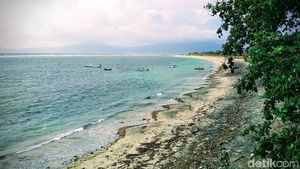 Foto: Pantai Cantik di Dompu yang Ternoda Sampah