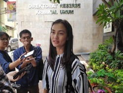 Atiqah Hasiholan Bersyukur Keadaan Ibunya Makin Baik