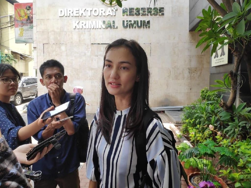Atiqah Hasiholan Bersyukur Keadaan Ibunya Makin Baik Atiqah Hasiholan Bersyukur Keadaan Ibunya Makin Baik