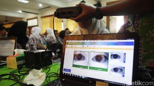 Puluhan Siswa SMK 28 Antre Bikin e-KTP