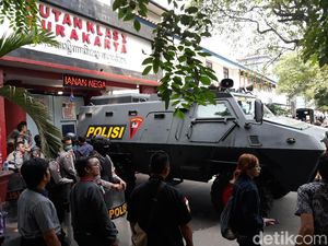 Rutan Solo Digeruduk Massa, Sejumlah Napi Dievakuasi Petugas