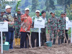 Mentan Tanam Satu Juta Batang Kopi di DAS Citarum Bandung