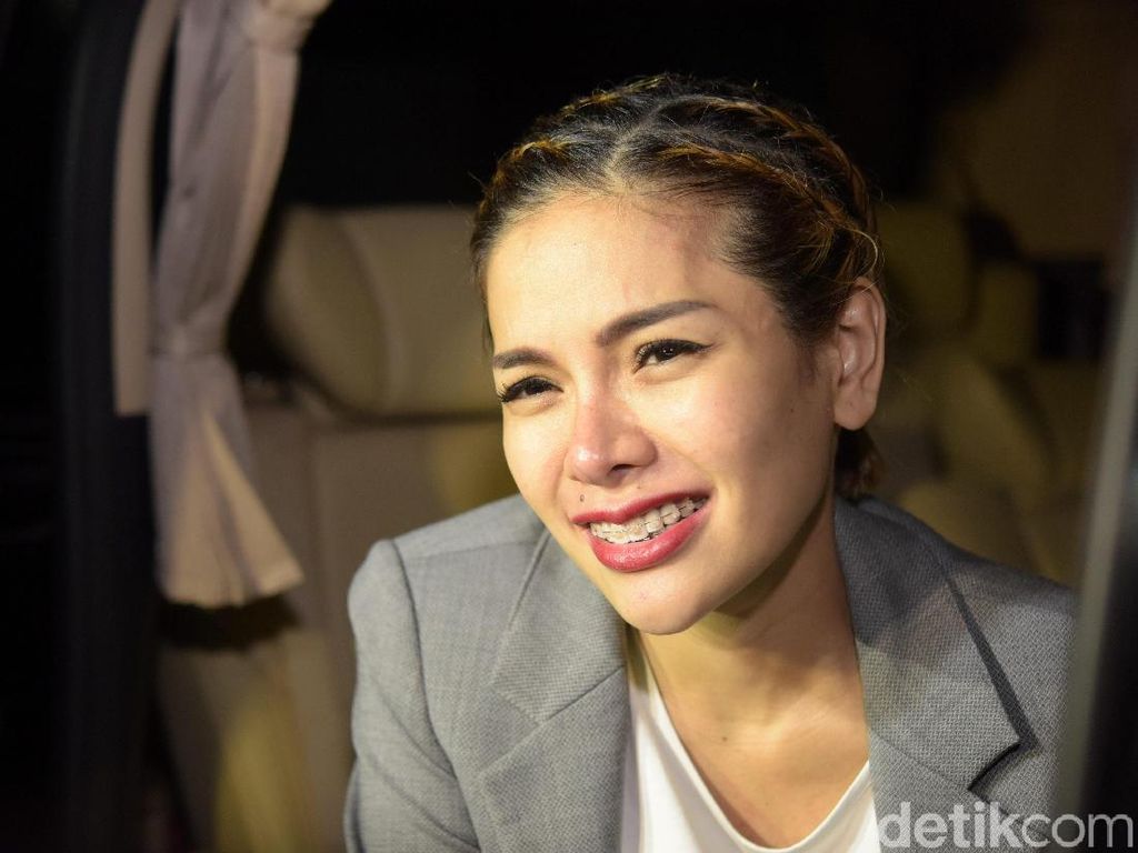 Ubah Lagu Cintaku Kandas Syahrini, Nyai Nikita Mirzani Tebar Sindiran Ubah Lagu Cintaku Kandas Syahrini, Nyai Nikita Mirzani Tebar Sindiran