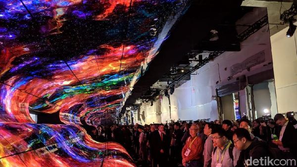Instalasi Layar OLED LG Sukses Bikin Mata Terpana