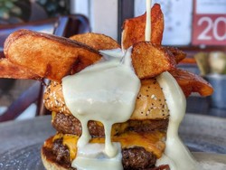 Mantap! Double Cheeseburger Ini Disiram Lelehan Cheese Fondue