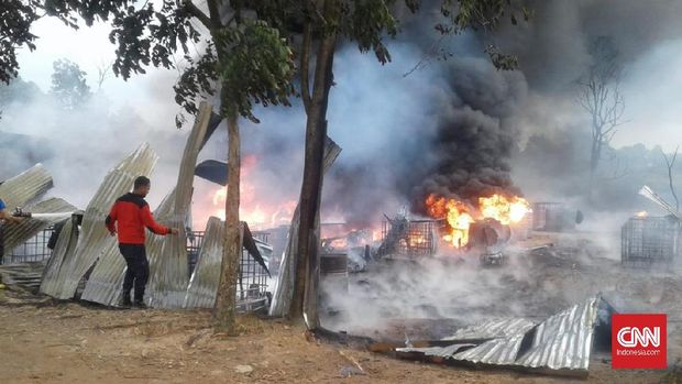 Gudang Diduga Penyimpanan BBM Meledak di Jalan Lintas Sumatra