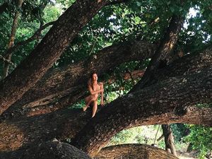 Selebgram Kontroversial, Pindah ke Hutan dan Memilih Hidup Tanpa Busana