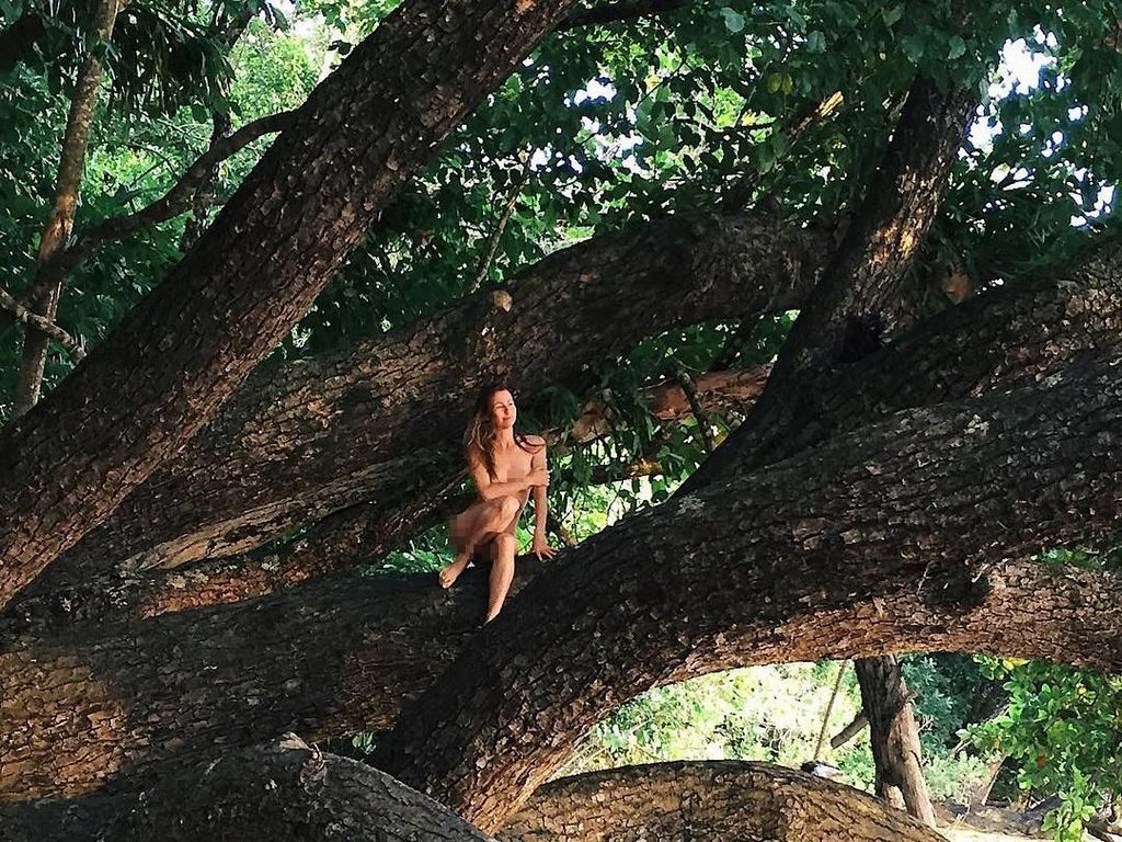 Selebgram Kontroversial, Pindah ke Hutan dan Memilih Hidup Tanpa Busana Selebgram Kontroversial, Pindah ke Hutan dan Memilih Hidup Tanpa Busana