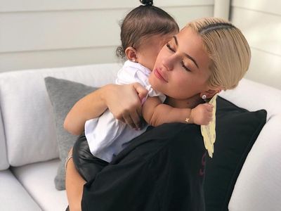 Deretan Selebriti yang Ikut Tren Pose Senyum Sambil Merem di Instagram