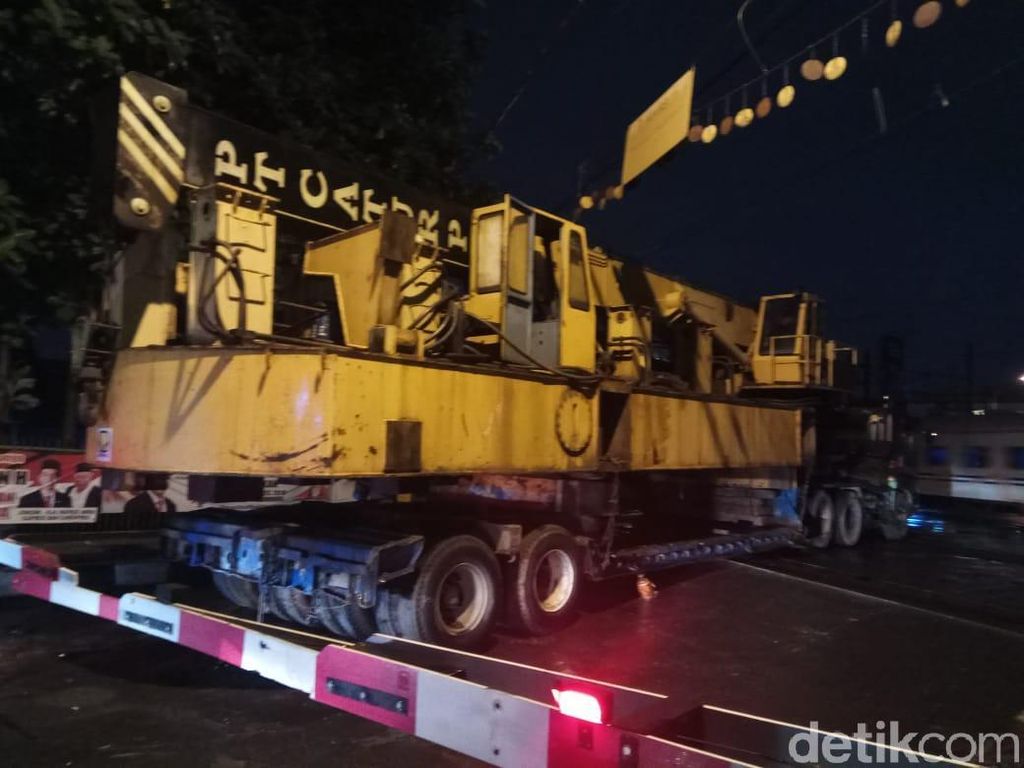 Truk Mogok di Pintu Perlintasan, KRL Cikarang-Bekasi Gangguan Truk Mogok di Pintu Perlintasan, KRL Cikarang-Bekasi Gangguan