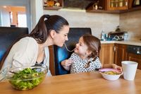 5 Trik Ini Bisa Bikin si Kecil Suka Makanan Sehat