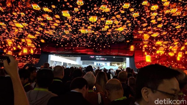 Instalasi OLED ini menyambut kala mau masuk booth LG. (Foto: detikINET/Adi Fida Rahman)