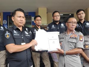 Polisi Pamerkan 2 Bundel Berkas Ratna Sarumpaet Setebal 20 Cm