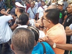 Buk! Pengunjung Sidang Adu Jotos di Depan PN Ambon