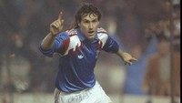Mengawali karier sebagai gelandang serang, Laurent Blanc sudah mencetak 146 gol dalam kariernya di antara 80an hingga awal era 2000. Banyak dari golnya datang dari titik penalti, tapi mantan bek timnas Prancis juga juga piawai mengeksekusi tendangan bebas. Foto: Ben Radford/Allsport