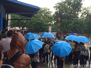 Hujan-hujan, Jokowi Cek Stok Beras di Gudang Bulog