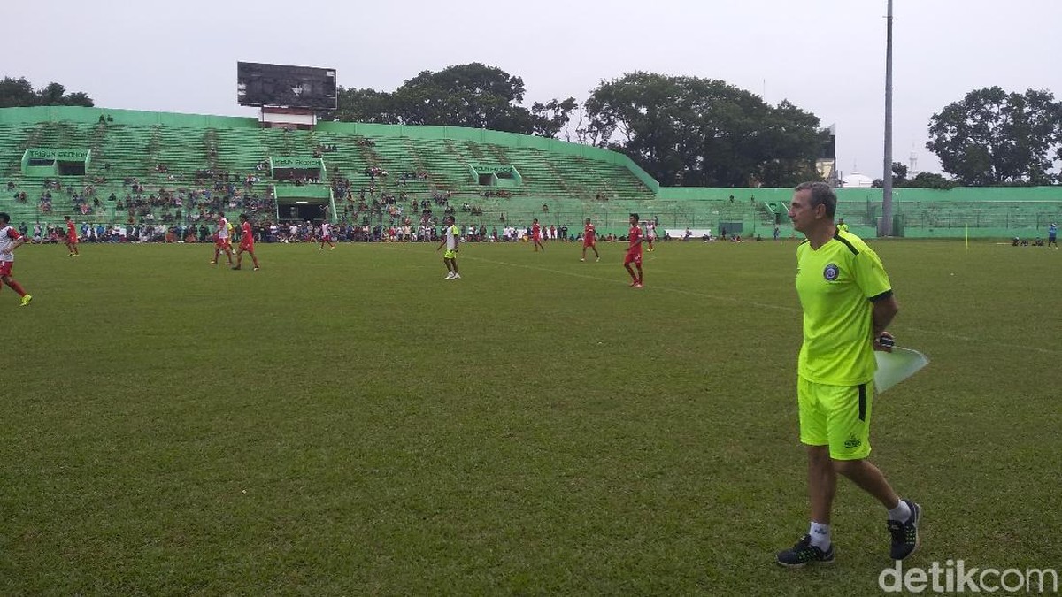 Milomir Seslija memimpin sesi latihan perdana Arema FC (Foto: Muhammad Aminudin/detikSport)