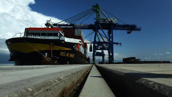 Bongkar Muat Perdana di Makassar New Port