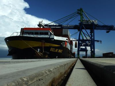 Bongkar Muat Perdana di Makassar New Port