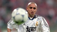 Bek kiri: Roberto Carlos. Foto: Stu Forster/All Sport