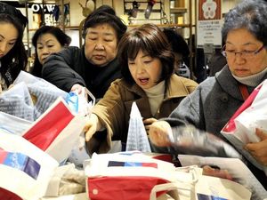 Heboh Fukubukuro: Saat Warga Jepang Tergila-gila Tas Keberuntungan