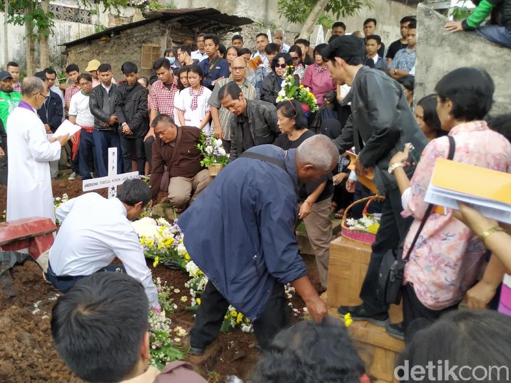 Suasana Haru Menyelimuti Pemakaman Noven Siswi SMK Bogor Suasana Haru Menyelimuti Pemakaman Noven Siswi SMK Bogor