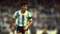Kalau Diego Maradona dan Lionel Messi dianggap sebagai penyerang terbaik Argentina sepanjang masa, maka Daniel Pasarella bisa disebut sebagai bek terhebat. Sekalipun cuma berpostur 173 cm, Pasarella telah memncetak 175 gol. Dia juga menjadi kapten Argentina saat memenangi Piala Dunia 1978 di Meksiko. Foto: Steve Powell/All Sport