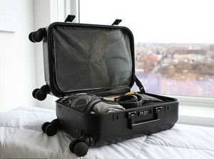 Solusi Traveling: Koper Merangkap Rak Baju