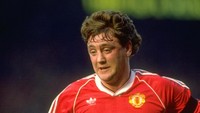 Steve Bruce tidak cuma kukuh menjaga lini pertahanan, namun juga lihai membobol gawang lawan. Di dalam kariernya Bruce telah membuat 113 gol yang sebagian besar dicetak saat berkostum Gillingham, Norwich, Birmingham, dan Sheffield United. Tahun 1990/91 adalah yang tersubur bagi Bruce usai membuat 19 gol di seluruh kompetisi. Foto: Ben Radford/Allsport
