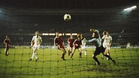 Franz Beckenbauer (depan merah) bukan seorang bek tradisional. Legenda Jerman dan Bayern Munich itu menghabiskan sebagian besar kariernya sebagai sweeper penyerang yang memungkinkan dia maju membantu penyerangan. Beckenbauer membukukan 108 gol.Foto: All Sport/Getty Imags