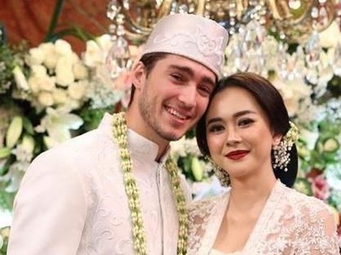 Aura Kasih Hamil Anak Pertama, Cathy Sharon Dicatut Katalog Prostitusi