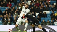 Karim Benzema berduel dengan Unai Bustinza. REUTERS/Susana Vera.