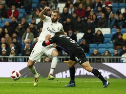 Karim Benzema berduel dengan Unai Bustinza. REUTERS/Susana Vera.