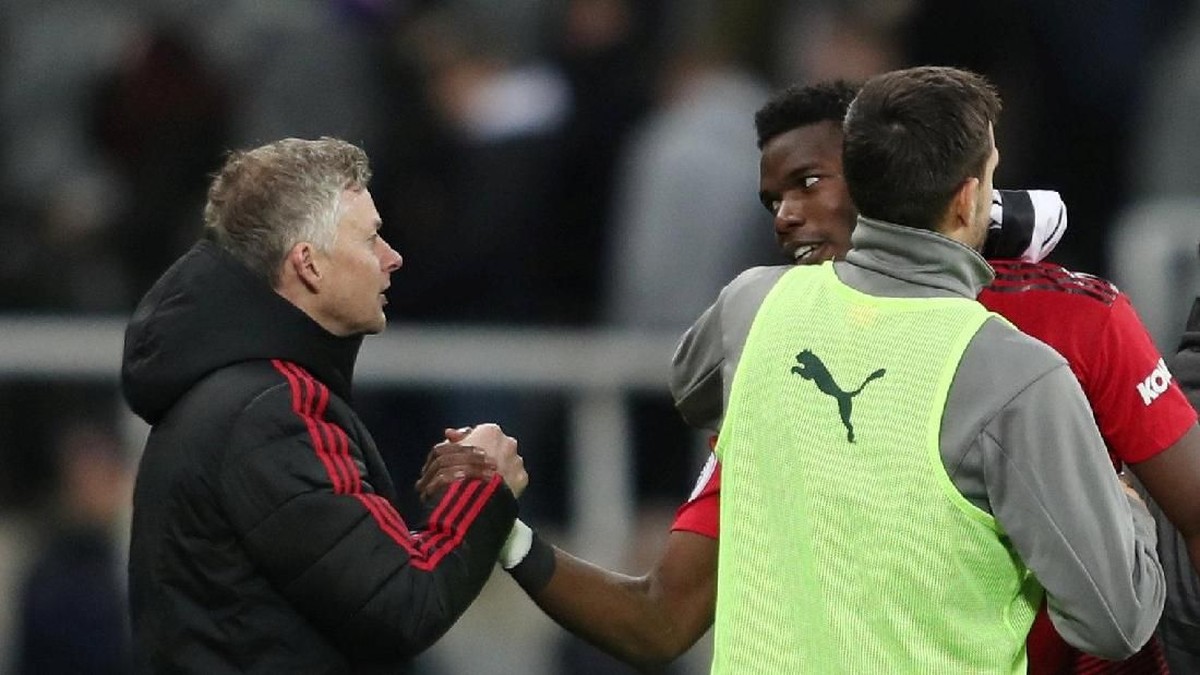 Paul Pogba menyalami Ole Gunnar Solskjaer. (Foto: Lee Smith/Reuters)