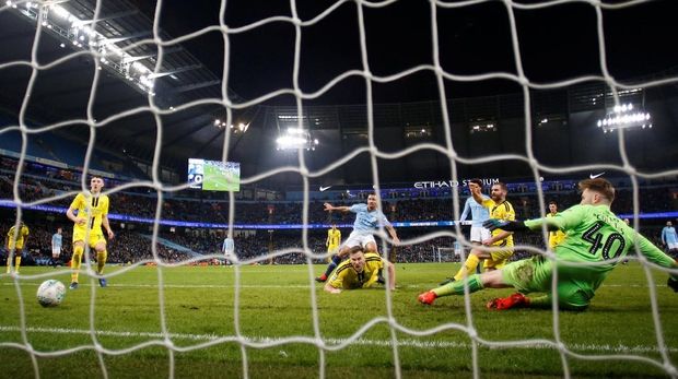 Gawang Burton Albion berkali-kali dibobol oleh Manchester City.