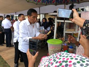 Jokowi Tinjau Lapak Sri Mulyani dan Jajan Cilok di Ciracas