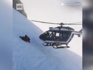 Penyelamatan Dramatis Pemain Ski di Lereng Pegunungan Alpen