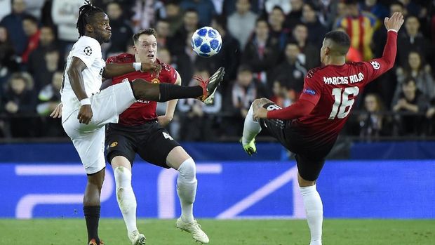 Phil Jones saat membela Manchester United melawan tim tuan rumah Valencia. (