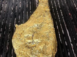 Mewah! Salt Bae Hadirkan Tomahawk Ribeye 1.2 Kg Lapis Emas 24 Karat