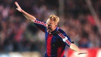 Koeman bukan cuma melakukannya di tiga laga berbeda tapi juga bersama tiga klub berbeda; Ajax 1984, PSV 1986, dan Barcelona 1990. Foto: Shaun Botterill/All Sport