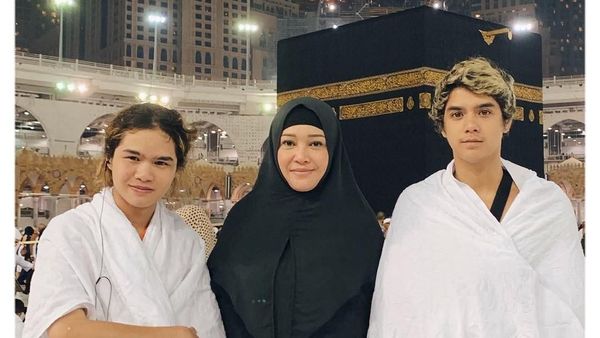 8 Gaya Maia Estianty Pakai Hijab Syari Saat Umrah, Makin Cantik