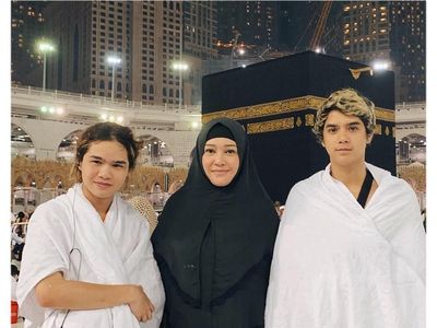 8 Gaya Maia Estianty Pakai Hijab Syari Saat Umrah, Makin Cantik